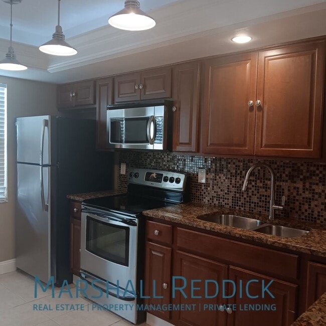 Building Photo - 2 bed 2 bath with a pool