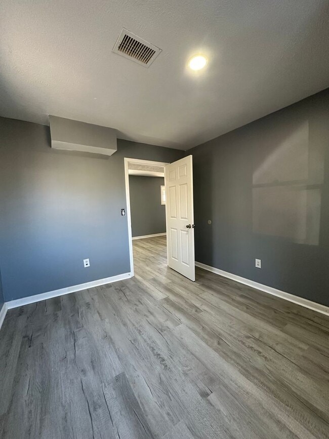 Building Photo - 5 Bedroom / 3 Bath Home Kingsport, TN