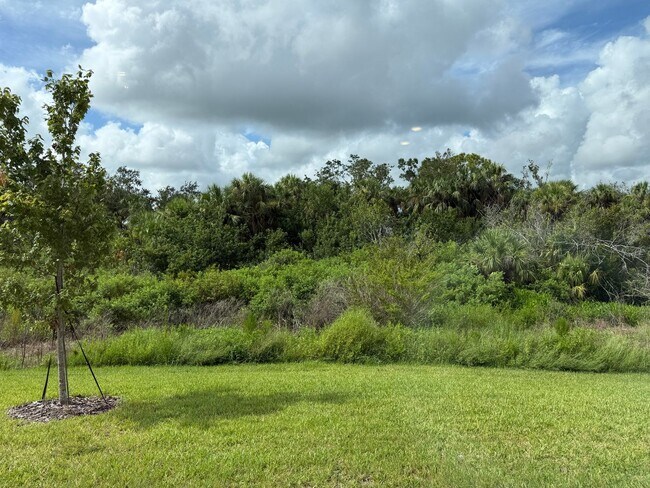 Building Photo - 3 Bedroom 2.5 Bath Townhouse W/1 Car garag...