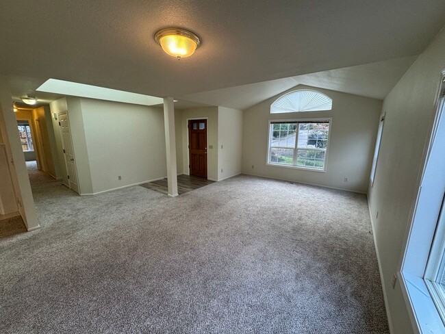 Building Photo - Single level home ~3 Bedroom ~ 2 bath House in Great Location with A/C