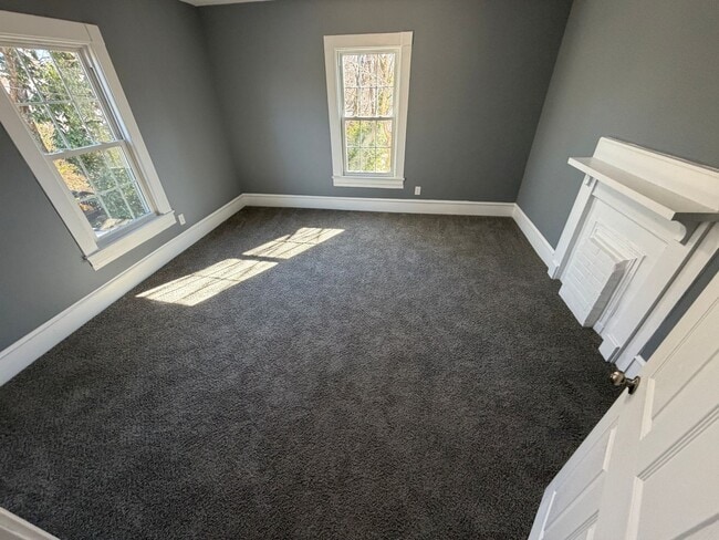 Building Photo - Amazing 7 Bedroom 2 bathroom updated home for rent in Burlington, NC