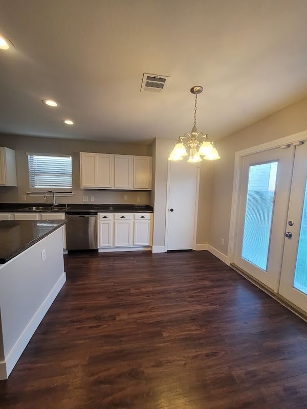 Building Photo - 4402 King's Canyon Dr