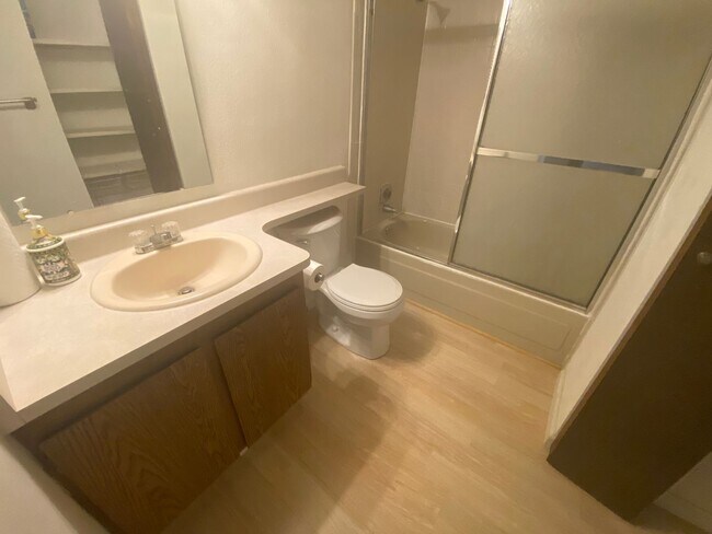 Building Photo - Beautiful 1 Bedroom Condo Across from Buck...