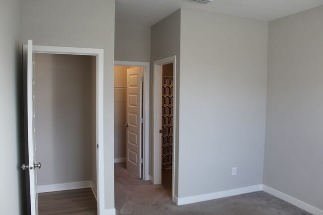 Building Photo - Spacious 5 BR Home in Avon Schools!