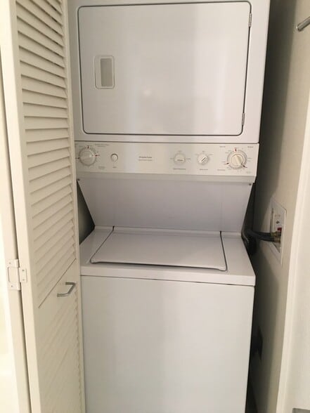 Laundry - 8300 Oceanview Ter