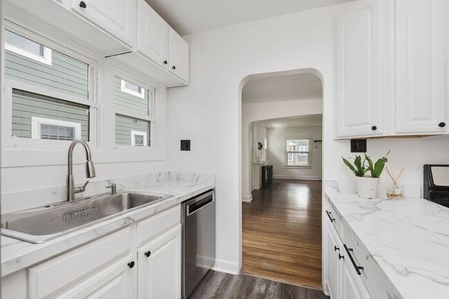 Building Photo - Charming, Fully Updated Broad Ripple Gem!