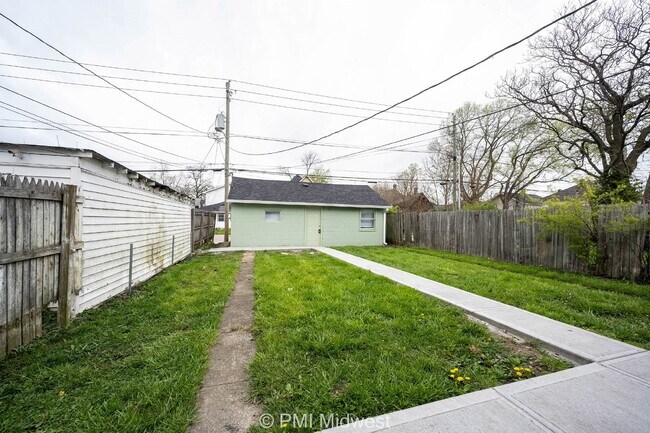 Building Photo - "Charming Duplex Retreat: Spacious 2-Bedro...