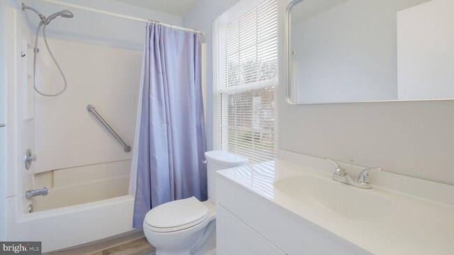 Building Photo - 211 Mews Dr