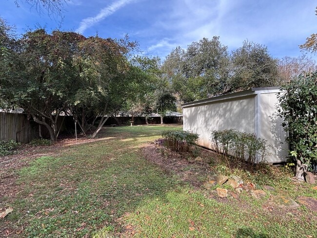 Building Photo - CHARMING FURNISHED BROADMOOR HOME