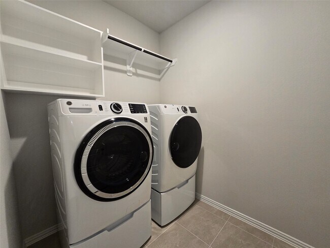 Building Photo - 2215 Villa Bella Ln