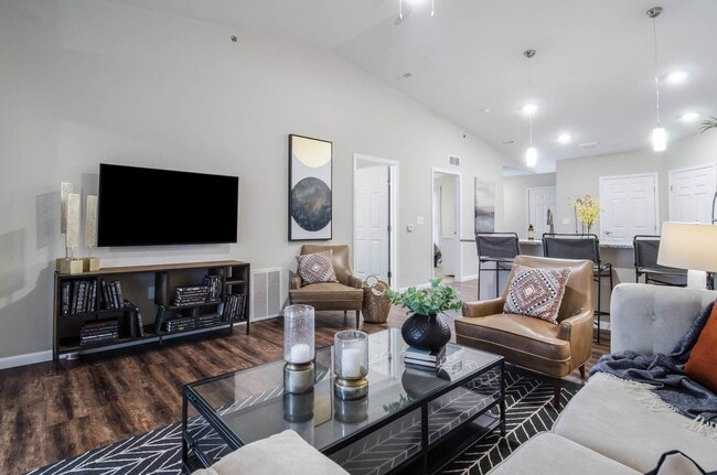 Beautiful Open Layouts Full of Natural Light - Redwood Bellevue South 25th Street