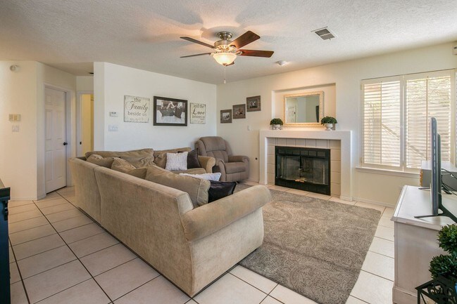 Building Photo - 6809 Medinah Ln NE