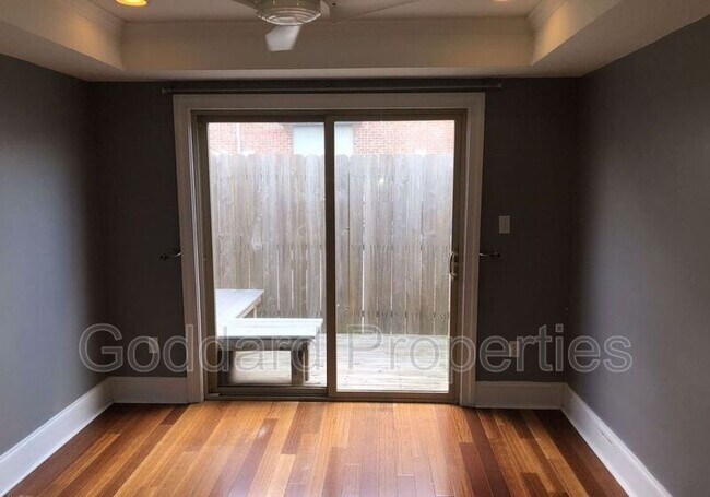 Building Photo - 905 S Streeper St