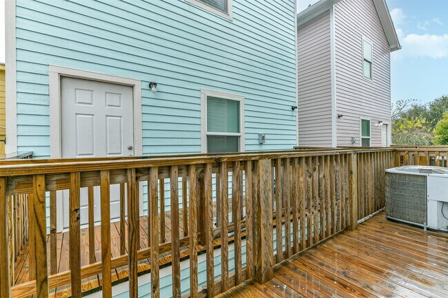 Building Photo - 4505 Bernardo De Galvez Ave