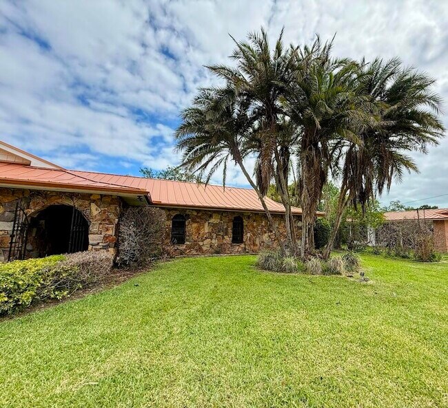 Building Photo - 465 SE Naranja Ave