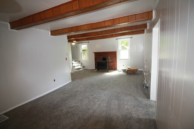 Building Photo - 240 Fraternaland Rd