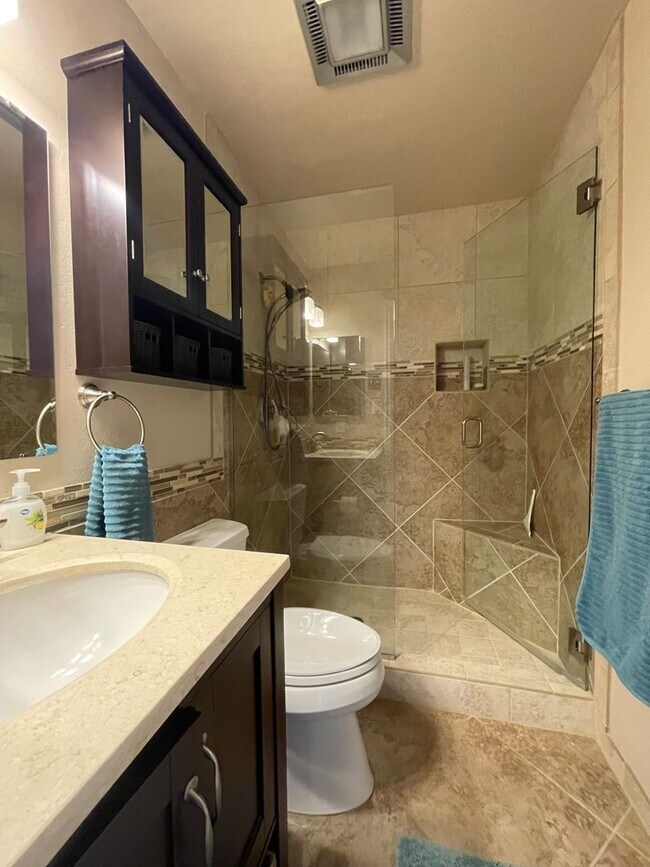 Building Photo - Lakefront Two Bedroom Two Bath Condo in Di...