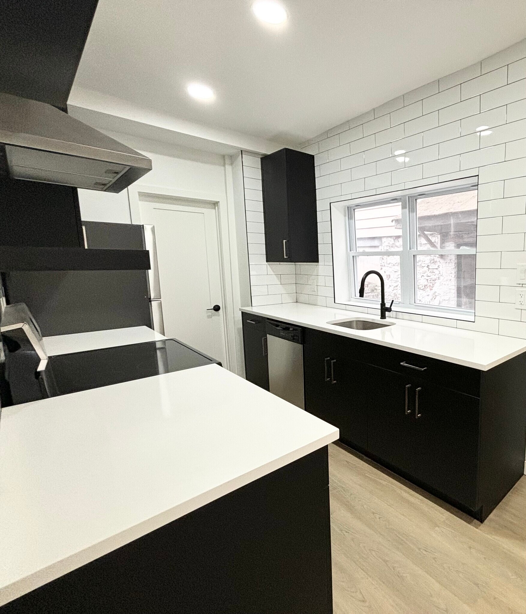 Building Photo - 165 W Main St