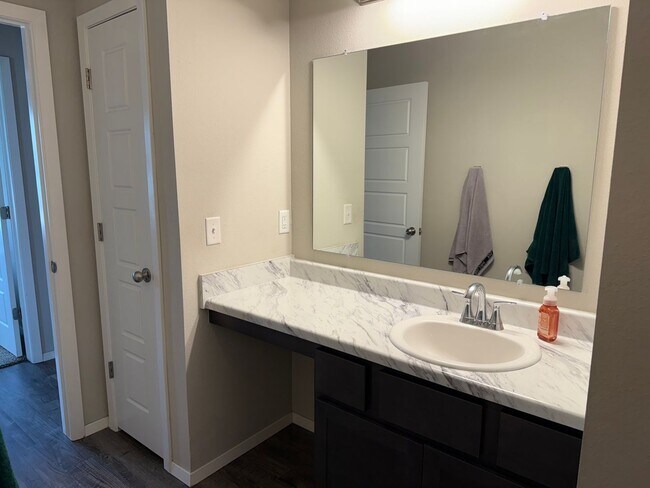 Building Photo - Charming 4 bedroom, 2 bath house located B...