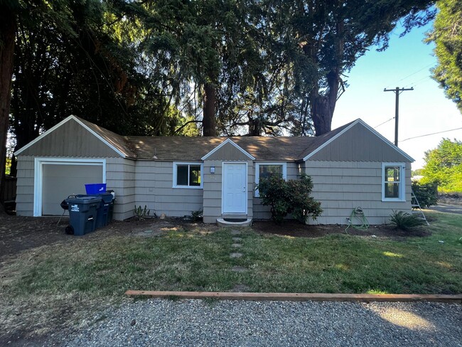 Building Photo - 2-Bedroom 1-Bathroom Cottage