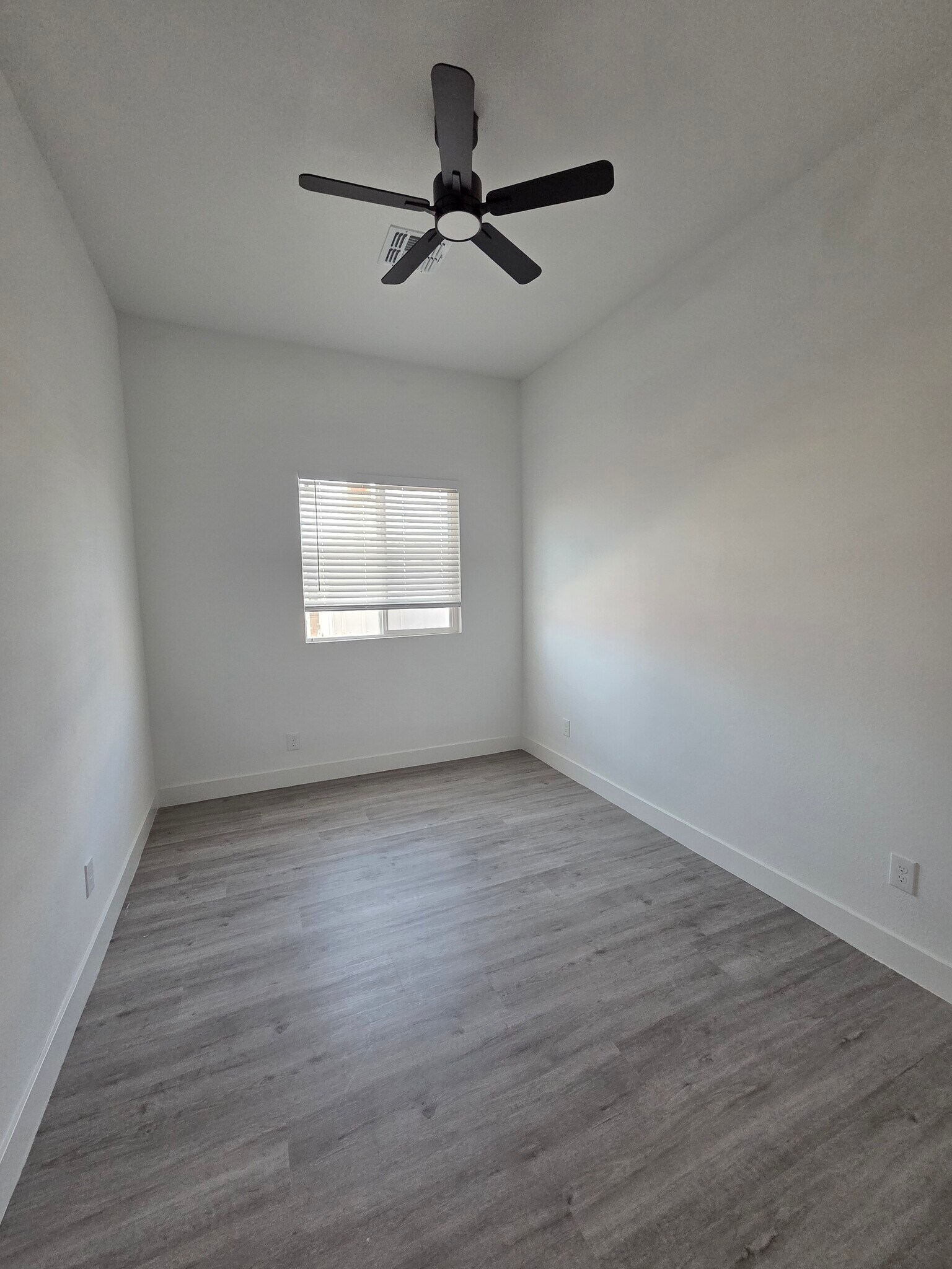 Building Photo - 926 W Estes Way