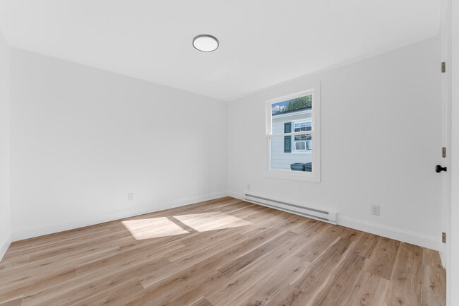 Building Photo - 702 E Park Ave