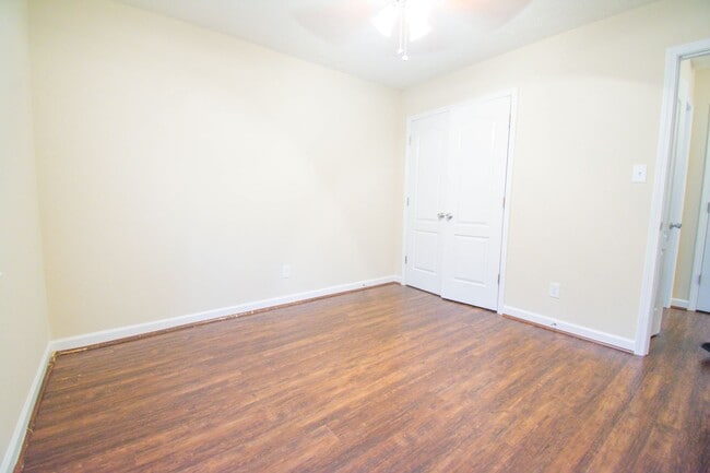 Building Photo - 3 Bedroom 2 Bathroom - Pets Allowed!