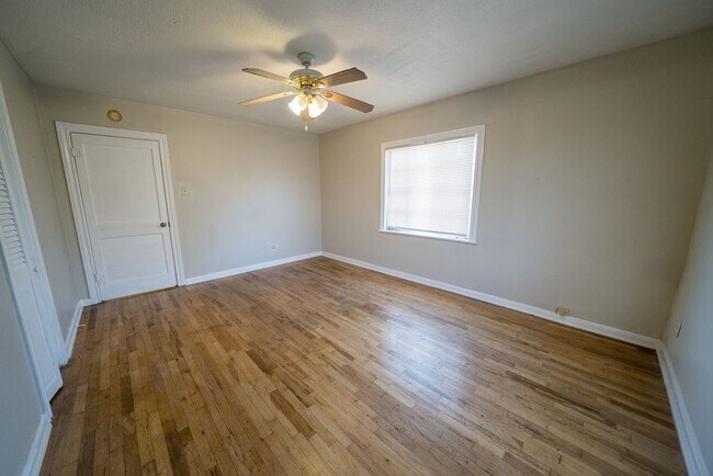 Building Photo - 2218 1/2 Chapman St