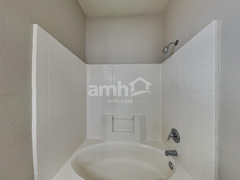 Building Photo - 6506 S 10th Dr