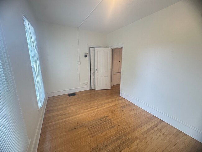 Building Photo - Single Family Home Located Near Medical Mi...