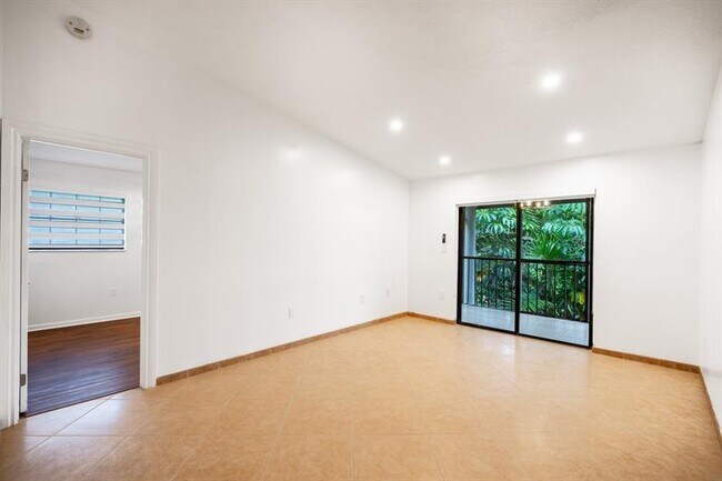 Building Photo - 927 NE 199th St