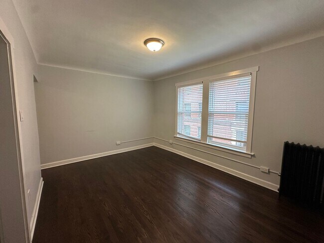 Building Photo - Nice 2 Bed w/Dining Room and Newer Kitchen and Bath at Roger's Glenwood District