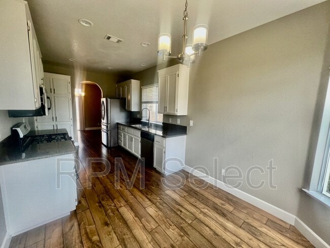 Building Photo - 1605 Paseo Flores Dr
