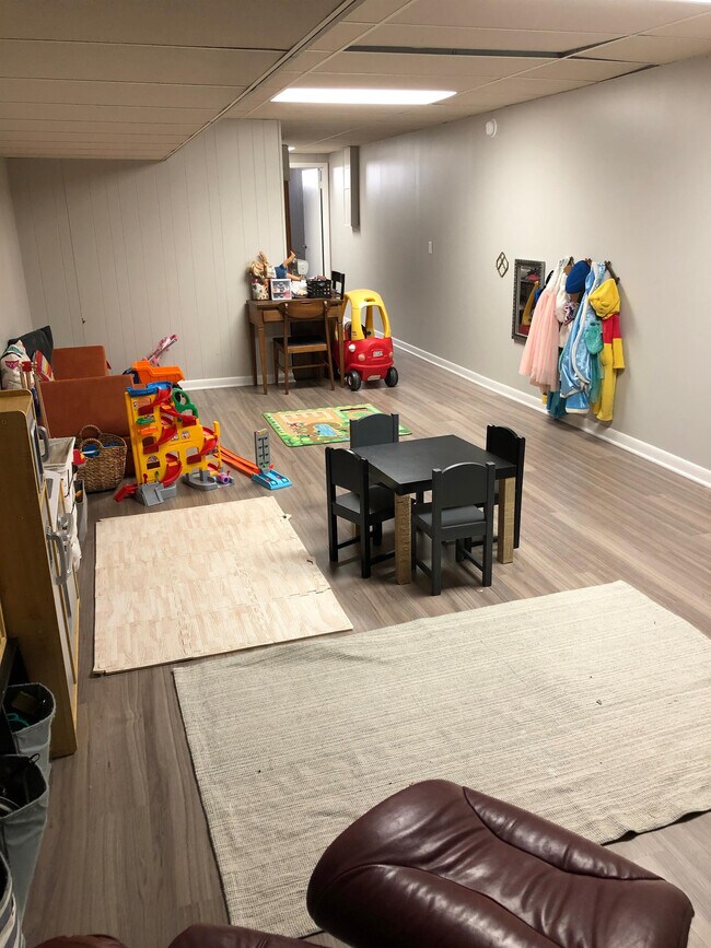 Building Photo - 3629 S Kingsbury Ave