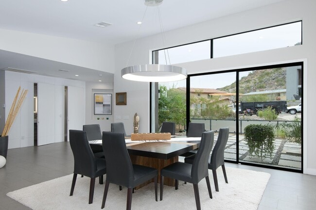 Building Photo - 2423 E Lincoln Cir