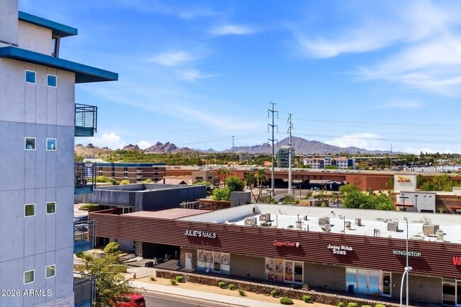Building Photo - 945 E Playa Del Norte Dr