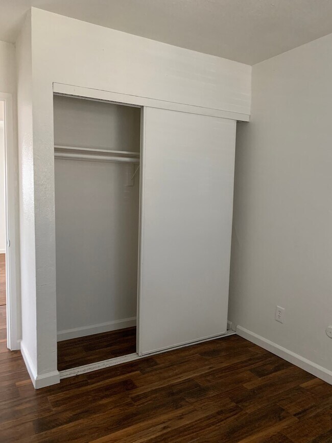 Building Photo - 4077 Oakcrest Dr