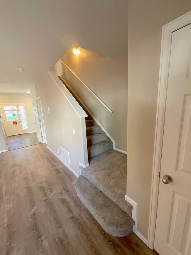 Building Photo - 2 Bedroom Townhome Available Near S Circle...