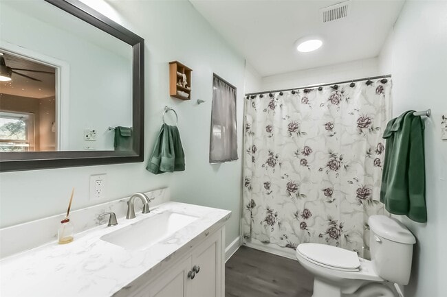 Building Photo - 1102 W Hart Ave