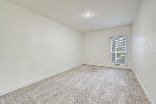 Building Photo - 2100 Tanglewilde St