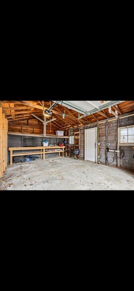 Building Photo - 5168 Caroline Ave