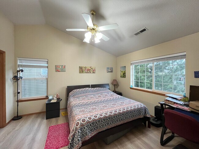 Building Photo - Beautiful 3 Bed, 2.5 Bath House in Central...