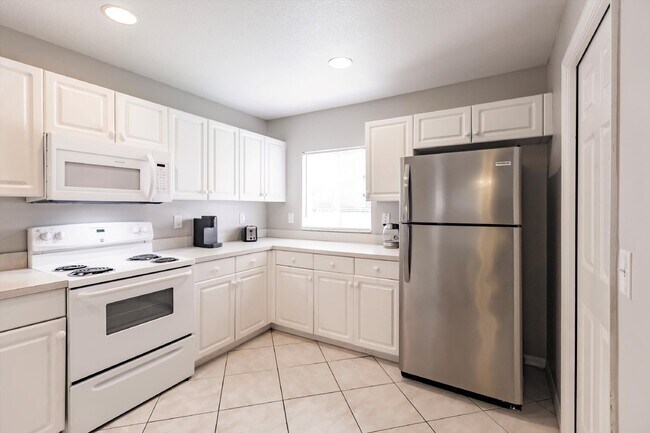 Building Photo - "Charming 3-Bedroom Home with 2 Full Baths and Spacious 2537 Sq Ft in North Port, FL!"