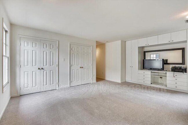 Building Photo - 1805 N Adams St