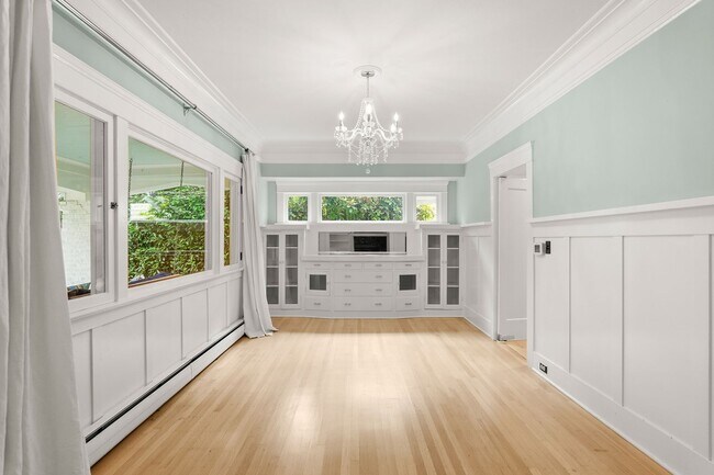 Building Photo - Stunning Portland Heights Craftsman for Re...