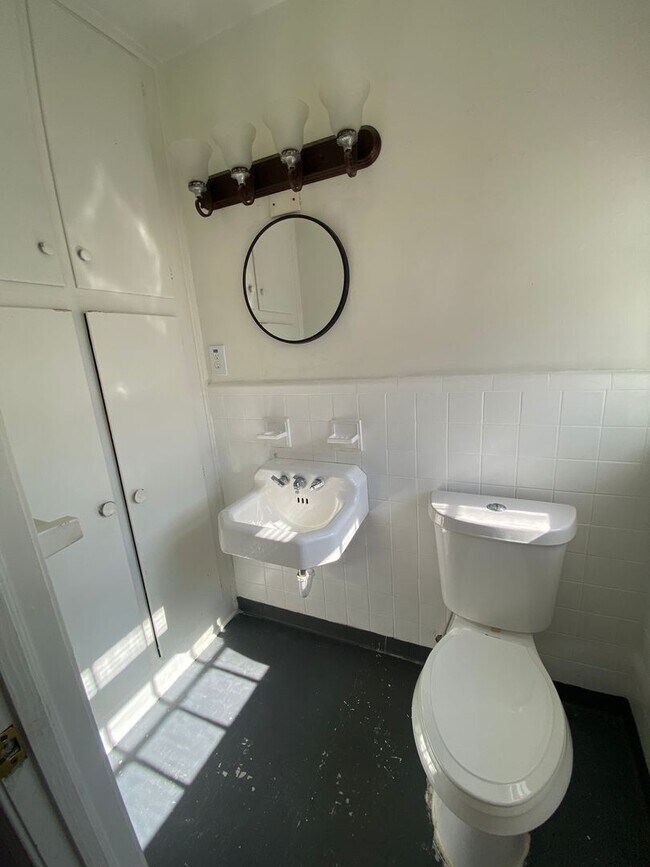 Building Photo - Located in Savannah, GA, this oversized 2-bedroom, 2-bathroom unit