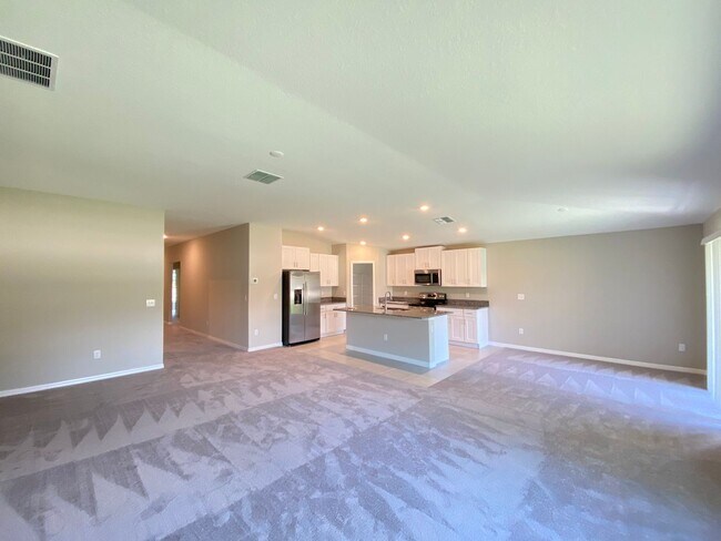 Building Photo - SW location 4/2/2 **WON'T LAST**