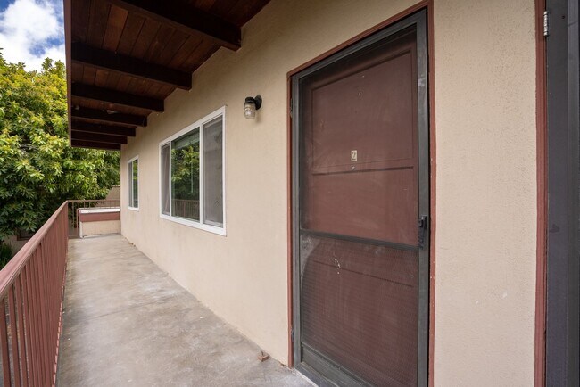 Building Photo - Quiet Comfortable Upstairs 2 Bedroom 1 Bat...