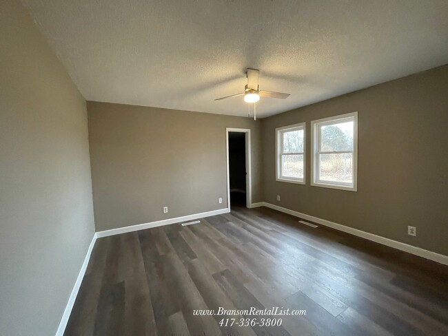 Building Photo - Newly Remodeled 3BR/2BA