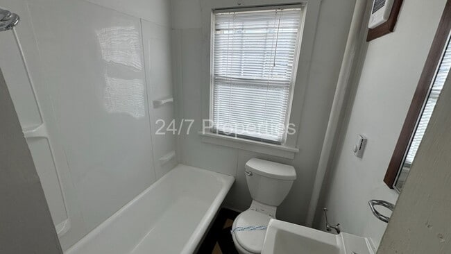 Building Photo - Vintage 1BD/1BA - Hawthorne/Belmont!